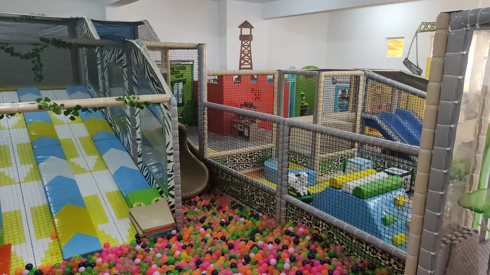 Soft play structure with ball pit, slide and safety netting at Tigre Feliz