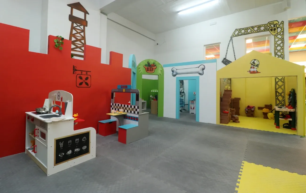 Miniature role-play village with shops, kitchen and construction site at Tigre Feliz